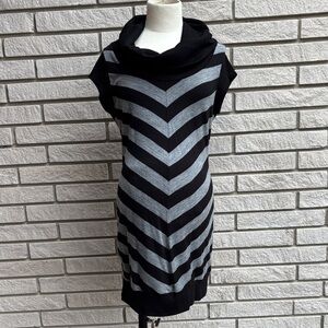 Jules and Jim Black and Gray Chevron Tunic Length Top with Cowl Neck Size Medium